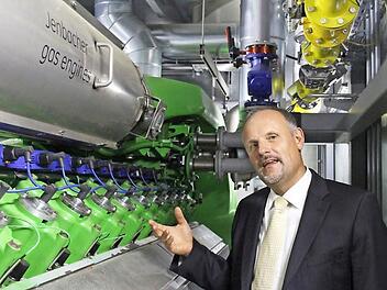 Ein 20-Zylinder-Dieslemotor auf dem SÜC-Gelände erzeugt bei Bedarf Strom und Wärme, erläutert hier Abteilungsleiter Stefan Schneidawind. Doch den weitaus größeren Teil der verkauften Fernwärme liefert das Müllheizkraftwerk in Neuses. Fotos: Simone Bastian