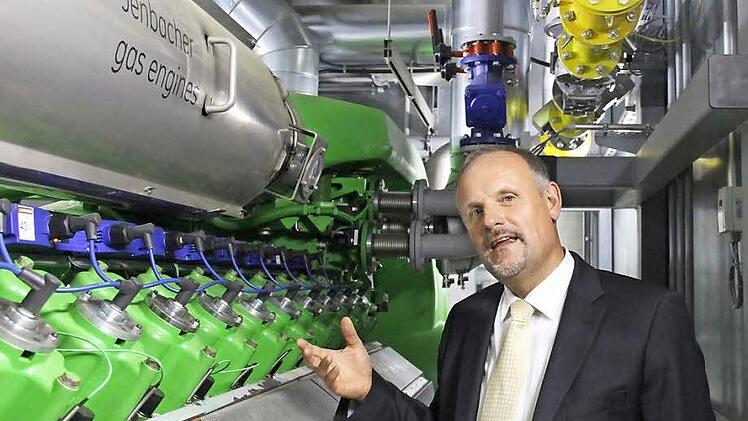 Ein 20-Zylinder-Dieslemotor auf dem SÜC-Gelände erzeugt bei Bedarf Strom und Wärme, erläutert hier Abteilungsleiter Stefan Schneidawind. Doch den weitaus größeren Teil der verkauften Fernwärme liefert das Müllheizkraftwerk in Neuses. Fotos: Simone Bastian