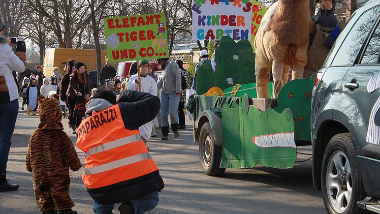 Ein Wagen mit Kamel auf dem Anhänger führte den Zug an. Foto: Miriam Hegner