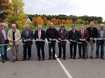 Straße frei: Am Freitagnachmittag wurde die neu ausgebaute Staatsstraße 2281 zwischen Rothhausen und Maßbach offiziell wieder freigegeben. Unser Foto vom Durchschneiden des traditionellen Bandes zeigt genau in der Bildmitte Innenstaatssekretär Eck, links daneben Abteilungsleiter Matthias Wacker vom Straßenbauamt, Landrat Thomas Bold und den Thundorfer Bürgermeister Egon Klöffel. Rechts neben Eck sind der Stadtlauringer Bürgermeister Friedel Heckenlauer und der Maßbacher Bürgermeister Matthias...