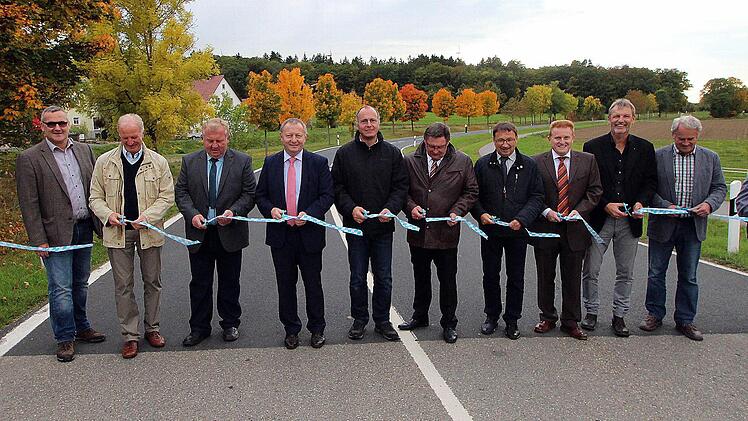Straße frei: Am Freitagnachmittag wurde die neu ausgebaute Staatsstraße 2281 zwischen Rothhausen und Maßbach offiziell wieder freigegeben. Unser Foto vom Durchschneiden des traditionellen Bandes zeigt genau in der Bildmitte Innenstaatssekretär Eck, links daneben Abteilungsleiter Matthias Wacker vom Straßenbauamt, Landrat Thomas Bold und den Thundorfer Bürgermeister Egon Klöffel. Rechts neben Eck sind der Stadtlauringer Bürgermeister Friedel Heckenlauer und der Maßbacher Bürgermeister Matthias...
