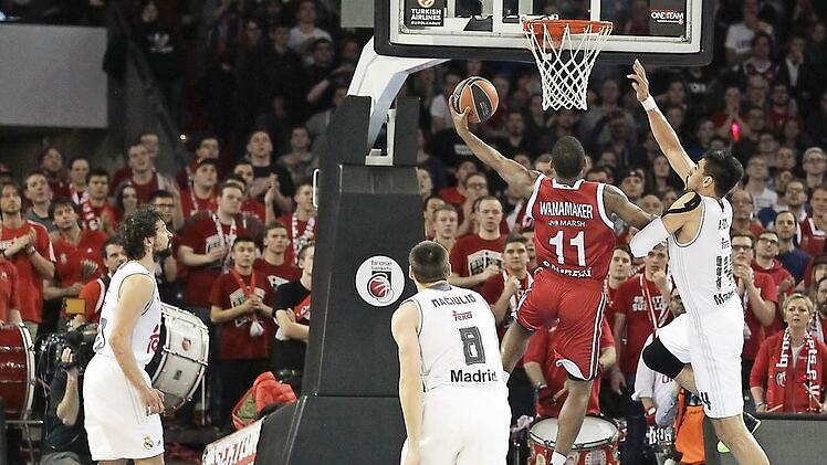 Brose-Kapitän Brad Wanamaker wird beim Korbleger, der kurz vor Schluss den Ausgleich bedeutet hätte, von Gustavo Ayon geblockt.