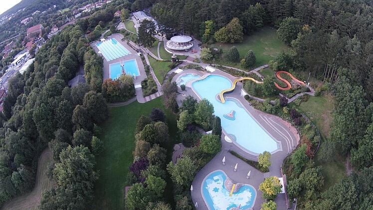 In drei Bauabschnitte ist die Sanierung eingeteilt: Zunächst sollen Plansch-, Nicht-Schwimmer- und Aktionsbecken gemacht werden (rechts unten), danach folgen das Sport becken (oben links) und schließlich das Sprungbecken (darunter). Foto: Saale-Zeitung