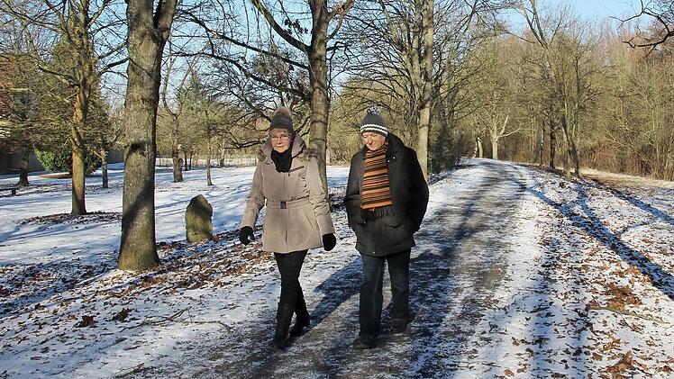 Gerne wird der Weg am Hochwasserdeich von Spaziergängern genutzt.