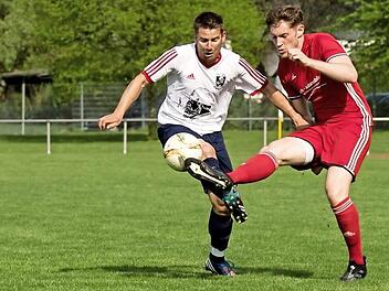 Thomas Ois (r.) und der TSVfB Krecktal wollen dem SV Ketschendorf ein Bein stellen. Davon würde Pfarrweisach profitieren.  Foto: Archiv/Klamm