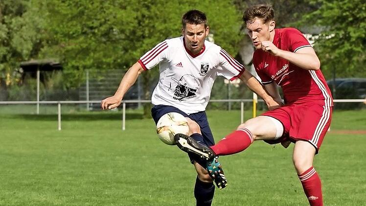 Thomas Ois (r.) und der TSVfB Krecktal wollen dem SV Ketschendorf ein Bein stellen. Davon würde Pfarrweisach profitieren.  Foto: Archiv/Klamm