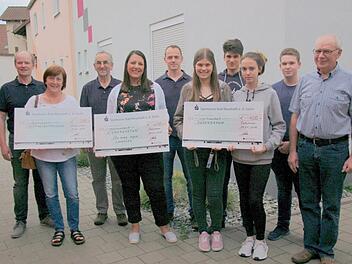 Gemeinsam freuten sich (von links) Carsten Voll, Vorstand der Kolpings familie Burglauer, Angelika Mangold von der Schülermittagsbetreuung, Bürgermeister Kurt Back, Kindergartenleiterin Carmen Manger, "Jugendbetreuer" Dominik Then mit den Jugendlichen Julia Straub, Markus Straub, Hannah Then und Niklas Katzenberger sowie Eugen Katzenberger, 2. Vorstand der Kolpingsfamilie Burglauer, über die Spende. Foto: Manfred Mellenthin