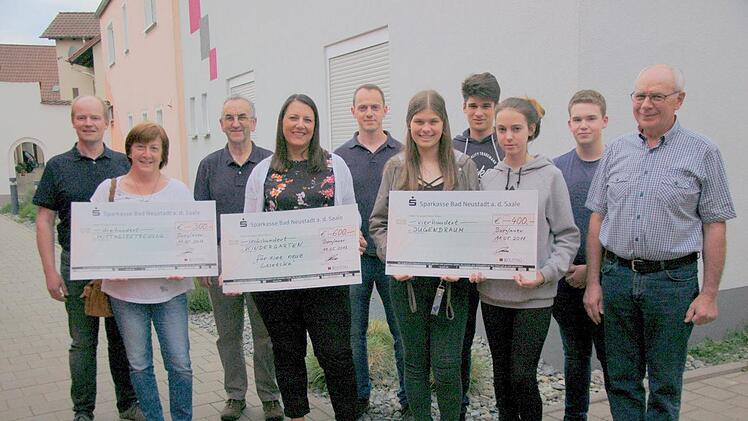 Gemeinsam freuten sich (von links) Carsten Voll, Vorstand der Kolpings familie Burglauer, Angelika Mangold von der Schülermittagsbetreuung, Bürgermeister Kurt Back, Kindergartenleiterin Carmen Manger, "Jugendbetreuer" Dominik Then mit den Jugendlichen Julia Straub, Markus Straub, Hannah Then und Niklas Katzenberger sowie Eugen Katzenberger, 2. Vorstand der Kolpingsfamilie Burglauer, über die Spende. Foto: Manfred Mellenthin