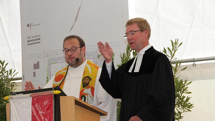 Die ökumenische Segnung durch den katholischen Pfarrer Daniel Schuster und den evangelischen Pfarrer Ulrich Bahr (rechts) Foto: Mathias Erlwein