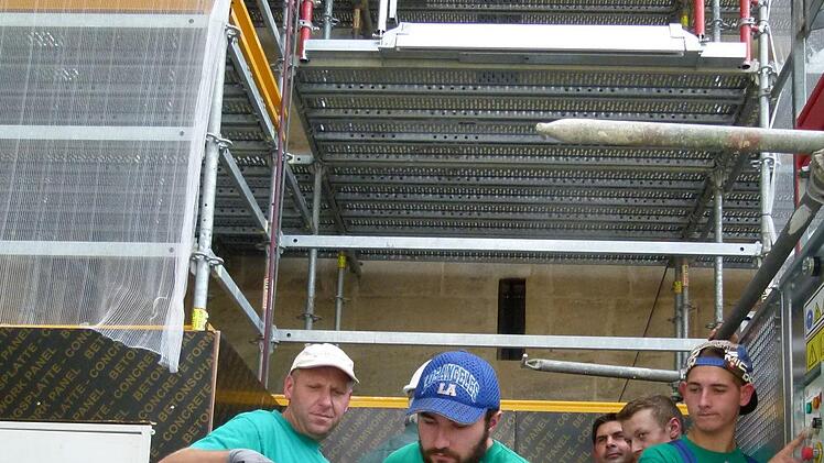 Mit dem Außenaufzug gelangten das Turmkreuz samt Kugel und Zeitkapsel wieder hinauf.             Foto: Marion Krüger-Hundrup