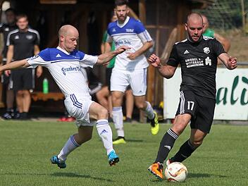 Der TSV Schammelsdorf war neben dem Absteiger ASV Kleintettau das einzige Team, gegen das der FC Mitwitz um Spielertrainer Johannes Müller (weißes Trikot) in der Vorsaison zweimal gewann.  Foto: Lisa Hümmer