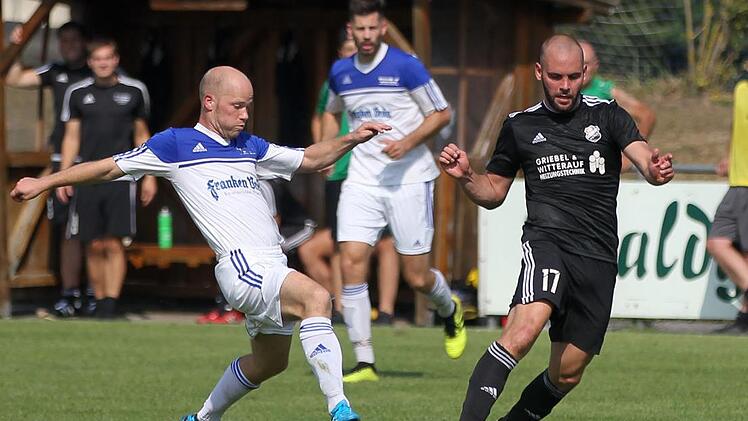 Der TSV Schammelsdorf war neben dem Absteiger ASV Kleintettau das einzige Team, gegen das der FC Mitwitz um Spielertrainer Johannes Müller (weißes Trikot) in der Vorsaison zweimal gewann.  Foto: Lisa Hümmer
