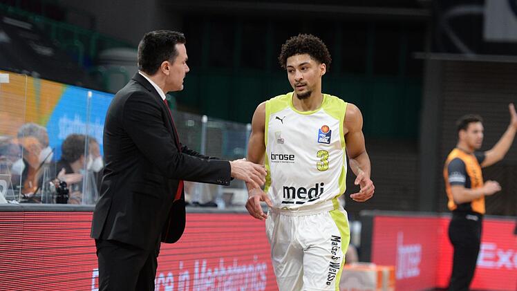 Good bye sagte Medi-Trainer Raoul Korner am Dienstag zu seinem Point Guard Ryan Woolridge. Der Vertrag mit dem 24-Jährigen wurde aufgelöst.  Foto: Peter Mularczyk
