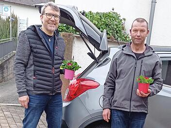 Gemeinderäte als Blumenboten (von links): Bernhard Herterich, auch Ortsbeauftragter von Wirmsthal, und Edgar Röder verteilen farbenfrohe Primeln an Senioren.