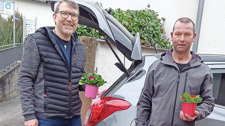 Gemeinderäte als Blumenboten (von links): Bernhard Herterich, auch Ortsbeauftragter von Wirmsthal, und Edgar Röder verteilen farbenfrohe Primeln an Senioren.