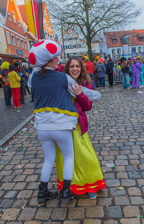Buntes Faschingstreiben begeistert groß und klein.