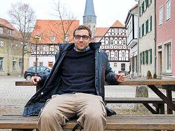 Noch sitzt Boris Höttinger alleine auf der Bank am Anger. Doch er hofft, schnell mit den Münnerstädter Jugendlichen in Kontakt zu kommen, um die betreute offenen Jugendarbeit im Ort zügig aufzubauen. Foto: Heike Beudert