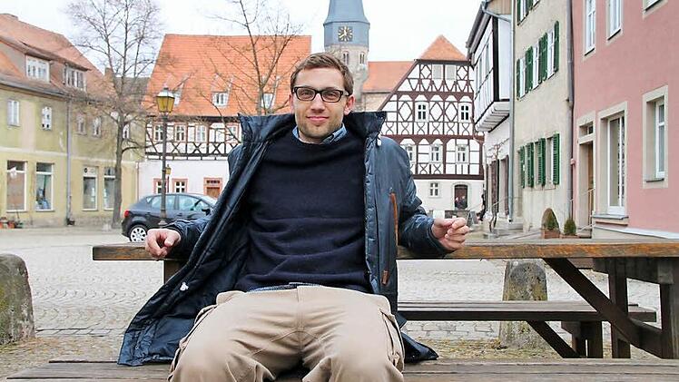 Noch sitzt Boris Höttinger alleine auf der Bank am Anger. Doch er hofft, schnell mit den Münnerstädter Jugendlichen in Kontakt zu kommen, um die betreute offenen Jugendarbeit im Ort zügig aufzubauen. Foto: Heike Beudert