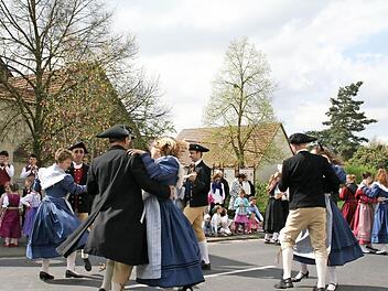 Bei fränkischen Rundtänzen fliegen die Röcke der Mädchen beim Ostertanz in Reiterswiesen. Fotos: Werner Vogel