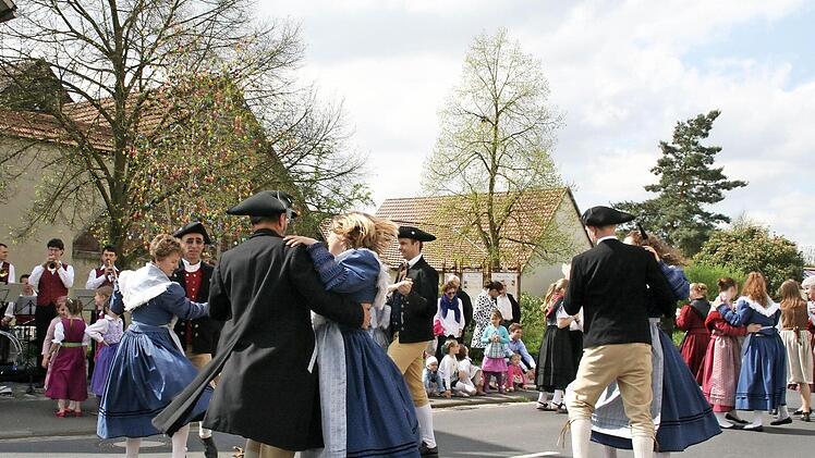 Bei fränkischen Rundtänzen fliegen die Röcke der Mädchen beim Ostertanz in Reiterswiesen. Fotos: Werner Vogel