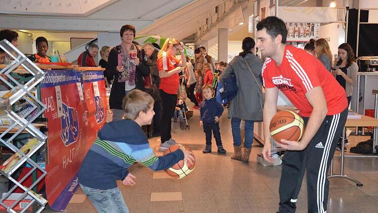 Basketball durfte als Bamberger Sportart Nummer eins in der Brose-Arena natürlich nicht fehlen.  Foto: Andrea Spörlein