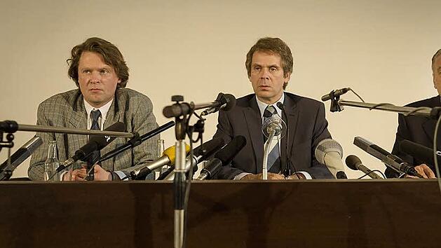 Diese Pressekonferenz schreibt Geschichte: Am 18. September 1987 erkl&auml;rt Uwe Barschel (im Film gespielt von Matthias Matschke, Mitte): "&Uuml;ber diese Ihnen gleich vorzulegenden eidesstattlichen Versicherungen hinaus gebe ich Ihnen mein Ehrenwort - ich wiederhole: Ich gebe Ihnen mein Ehrenwort! -, dass die gegen mich erhobenen Vorw&uuml;rfe haltlos sind."  Foto: S. Rabold/ARD Degeto