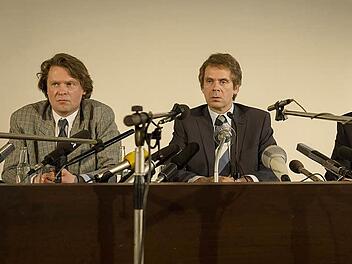Diese Pressekonferenz schreibt Geschichte: Am 18. September 1987 erklärt Uwe Barschel (im Film gespielt von Matthias Matschke, Mitte): "Über diese Ihnen gleich vorzulegenden eidesstattlichen Versicherungen hinaus gebe ich Ihnen mein Ehrenwort - ich wiederhole: Ich gebe Ihnen mein Ehrenwort! -, dass die gegen mich erhobenen Vorwürfe haltlos sind."  Foto: S. Rabold/ARD Degeto