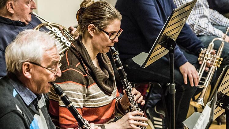 Impressionen von der Probenarbeit mit dem Orchester der "Gesellschaft der Musikfreunde Neustadt" unter Leitung von Hans Stähli. Fotos: Jochen Berger