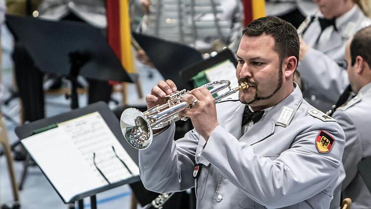 Impressionen vom Auftritt des Heeresmusikkorps Veitshöchheim in der Sporthalle der PestalozzischuleFoto: Jochen Berger