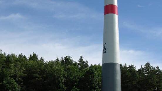 Wie Spielzeug wirken die Kabeltrommeln mit rund 300 Zentimeter Durchmesser neben dementstehenden Windradmast CO-4. Foto: Klaus Oelzner