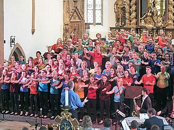 Abwechslungsreiche Melodien und frischer Sound in unterschiedlichen Chorkombinationen wurde in der Stadtpfarrkirche geboten. Foto: M. Welker