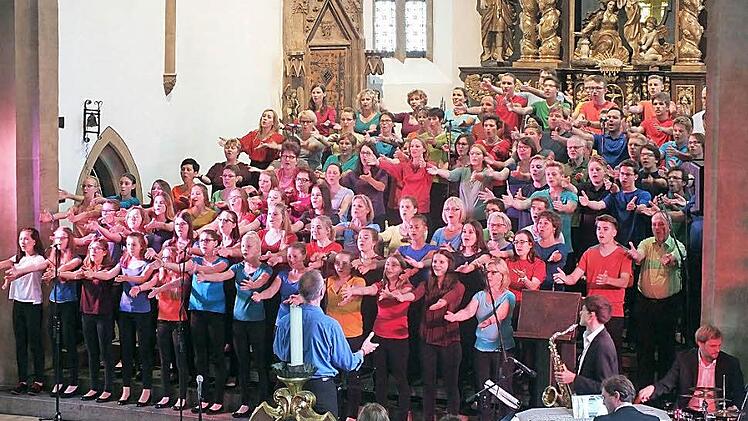 Abwechslungsreiche Melodien und frischer Sound in unterschiedlichen Chorkombinationen wurde in der Stadtpfarrkirche geboten. Foto: M. Welker