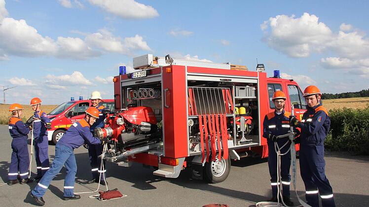 Patricia Rudolph, Max Reisenweber, Roman Meusel, Jan-Erik Wißmann, Leon Eckardt und Hannes Kempf setzen sich gerne für die Jugendfeuerwehr des Landkreises Coburg ein. Foto: Alexandra Kemnitzer