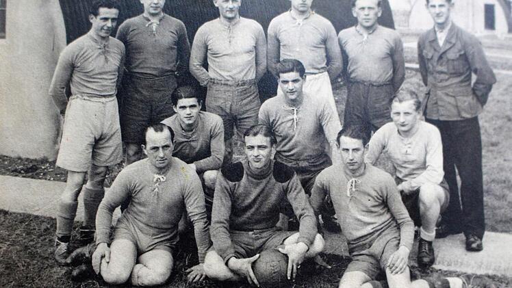 Willi Riemey (rechts vorne) im Gefangenenlager in England mit seiner Fußballmannschaft. Repro: Julia Raab