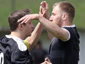Der Jubel von Kapitän Kevin Wohlleben (links) und dem dreifachen Torschützen Markus Knauer (rechts) ist verständlicherweise verhalten. Denn trotz eines 3:1-Heimsieges im letzten Heimspiel gegen den SV Bosporus Coburg II darf die Kreisliga-Reserve des SC Sylvia Ebersdorf nicht an der Aufstiegs-Relegationsrunde teilnehmen. Grund: Die 1. Mannschaft spielt bereits in der Kreisliga. Dafür rückt die DJK/TSV Rödental nach und wird alles versuchen, um als Tabellendritter in die Kreisliga Coburg zu ko...