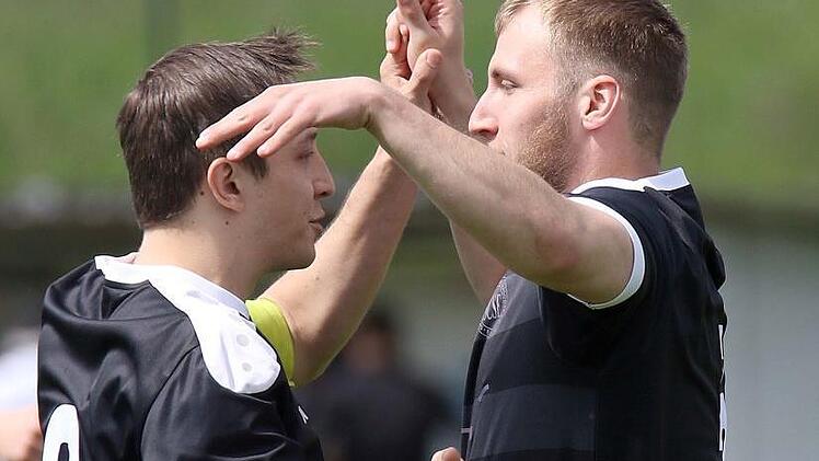 Der Jubel von Kapitän Kevin Wohlleben (links) und dem dreifachen Torschützen Markus Knauer (rechts) ist verständlicherweise verhalten. Denn trotz eines 3:1-Heimsieges im letzten Heimspiel gegen den SV Bosporus Coburg II darf die Kreisliga-Reserve des SC Sylvia Ebersdorf nicht an der Aufstiegs-Relegationsrunde teilnehmen. Grund: Die 1. Mannschaft spielt bereits in der Kreisliga. Dafür rückt die DJK/TSV Rödental nach und wird alles versuchen, um als Tabellendritter in die Kreisliga Coburg zu ko...