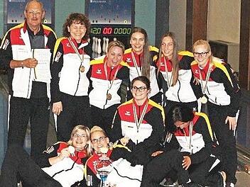 Das erfolgreiche und gl&uuml;ckliche Bamberger Team nach der &Uuml;bergabe der Medaillen und des Pokals f&uuml;r den Weltpokalsieger, hinten v.&nbsp;l.: Betreuer Harald Gr&auml;tzsch, Beata Wlodarczyk, Daniela Kicker, Ioana Antal, Ines Maricic, Carolin Eigler; vorn v.&nbsp;l.: Alina Dollheimer, Sina Bei&szlig;er, Melissa Stark, Corinna Kastner Foto: privat