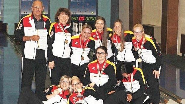 Das erfolgreiche und gl&uuml;ckliche Bamberger Team nach der &Uuml;bergabe der Medaillen und des Pokals f&uuml;r den Weltpokalsieger, hinten v.&nbsp;l.: Betreuer Harald Gr&auml;tzsch, Beata Wlodarczyk, Daniela Kicker, Ioana Antal, Ines Maricic, Carolin Eigler; vorn v.&nbsp;l.: Alina Dollheimer, Sina Bei&szlig;er, Melissa Stark, Corinna Kastner Foto: privat
