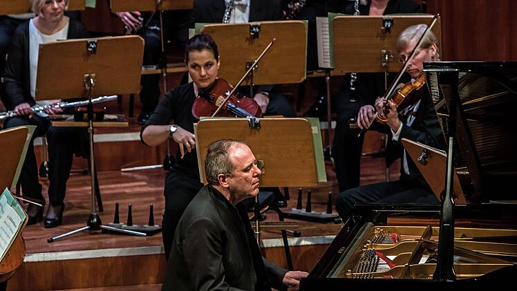 Bei der Beethoven-Gala im Coburger Kongresshaus begeisterte Alexander Lonquich gleich doppelt - als Pianist und als Dirigent des Philharmonischen Orchesters.Foto: Jochen Berger