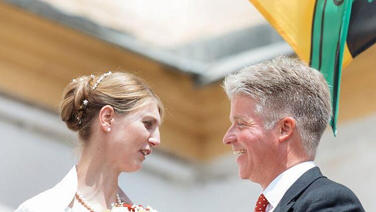 Stephanie von Sachsen-Coburg und Gotha und ihr Mann Jan Stahl treten nach ihrer Trauung auf den Altan am Schloss Friedenstein. Eine kirchliche Hochzeit soll es im kommenden Jahr geben. Arifoto Ug/Michael Reichel/dpa