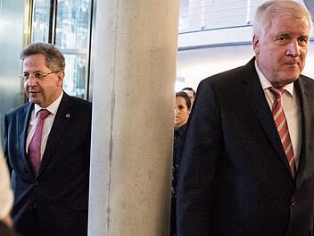 Bundesinnenminister Horst Seehofer (rechts) und Hans-Georg Maaßen, früherer Präsident des Bundesamts für Verfassungsschutz, vor einer  Sondersitzung des Innenausschusses. Foto: Bernd von Jutrczenka/ dpa