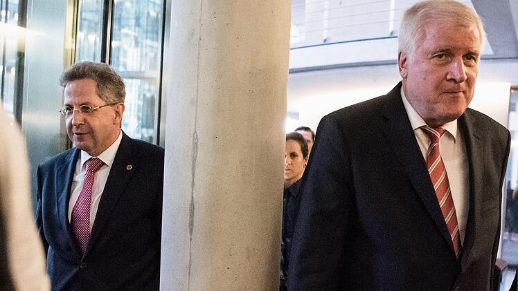 Bundesinnenminister Horst Seehofer (rechts) und Hans-Georg Maaßen, früherer Präsident des Bundesamts für Verfassungsschutz, vor einer  Sondersitzung des Innenausschusses. Foto: Bernd von Jutrczenka/ dpa