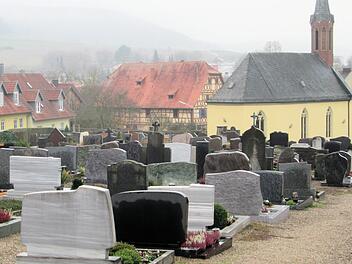 Die Umgestaltung des Euerdorfer Friedhofs nach Bürgerwünschen akzeptierte auch der Gemeinderat. Einen Hub-Lift wird es jedoch nicht geben.  Foto: Winfried Ehling