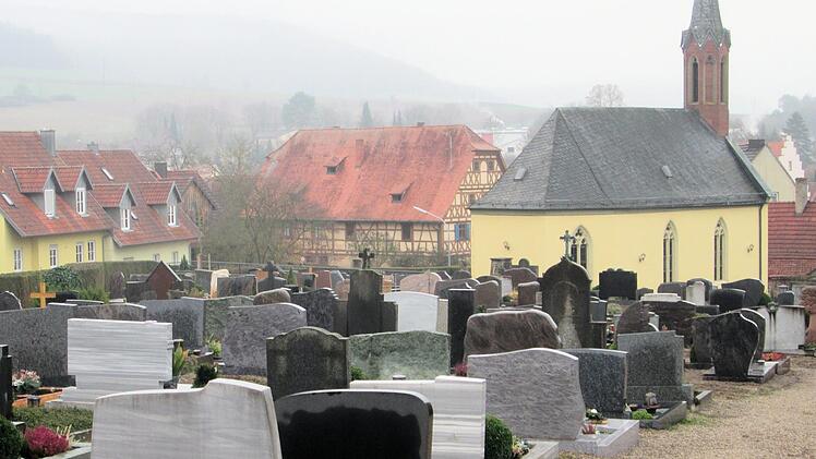 Die Umgestaltung des Euerdorfer Friedhofs nach Bürgerwünschen akzeptierte auch der Gemeinderat. Einen Hub-Lift wird es jedoch nicht geben.  Foto: Winfried Ehling