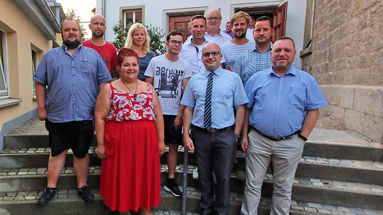 Die Kandidaten von Neue Wege: Kai Schebler, Johanna Fuchs, Bürgermeisterkandidat Michael Kastl, Heiko Heinisch (vorne von links), Matthias Nöth, Melanie Sauer, Nico Mahr, Fabian Nöth, Klaus Schebler, Florian Reuscher und Frank Chwojka (hinten von links). Weiter sind nominiert Eduard Wiener und Jürgen Holzheimer.  Foto: Dieter Britz