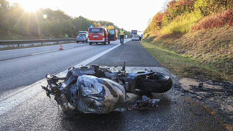 Ein Motorrad ist am Montag auf der A70 v&ouml;llig ausgebrannt. Foto: News5/Merzbach