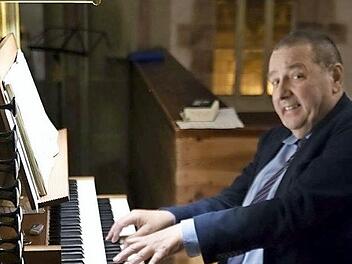 Der Kirchenmusikdirektor Dieter Eppelein entlockte der neuen Mühleisenorgel ein facettenreiches Klangbild.  Foto: Gerold Snater
