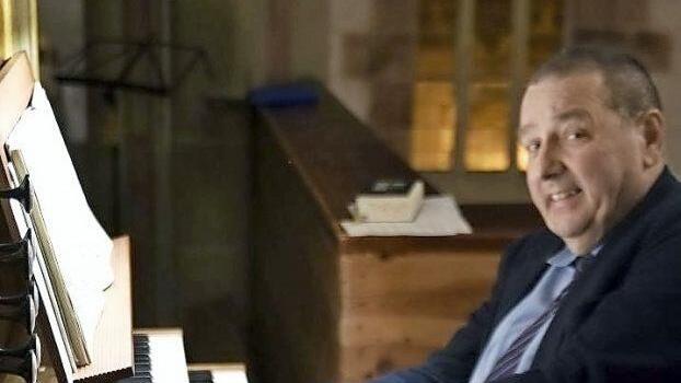 Der Kirchenmusikdirektor Dieter Eppelein entlockte der neuen Mühleisenorgel ein facettenreiches Klangbild.  Foto: Gerold Snater