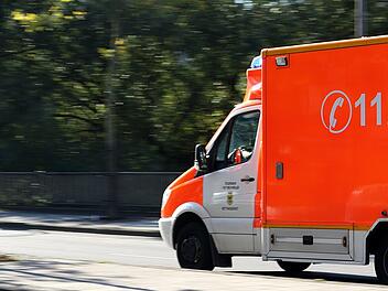 Autofahrer erfasst Sch&uuml;ler auf Moped frontal - schwere Verletzungen