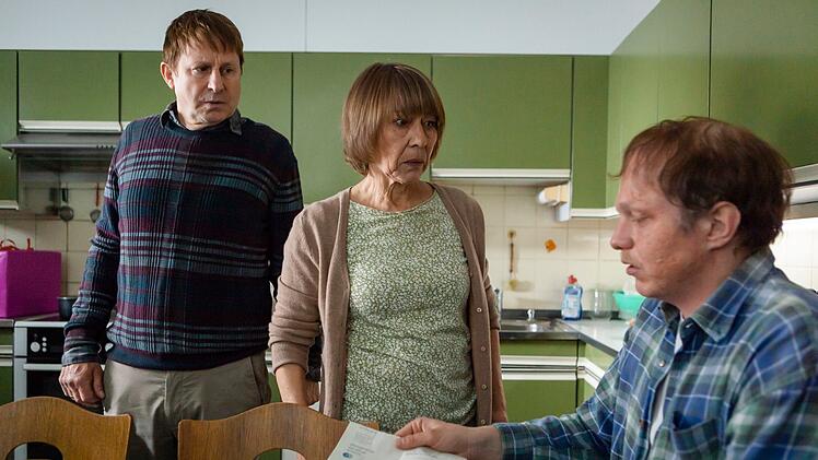 Maxim (Leonard Kunz, rechts) kann nicht glauben, was seine Eltern Herbert (Ulrich Simontowitz) und Ingeborg (Gitta Schweighöfer) ihm all die Jahre verschwiegen haben.